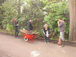 Studenten Milieuwetenschappen Universiteit Utrecht werken aan de dassenvoorziening onder begeleiding van ons bestuurslid en initiatiefnemer Hens Runhaar.