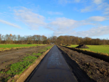 Het 15 meter brede, drievoudige recreatiepad (wandelaars, fietsers, ruiters) in aanleg, dwars door primair foerageergebied van de Das. Foto van 28 november 2012.